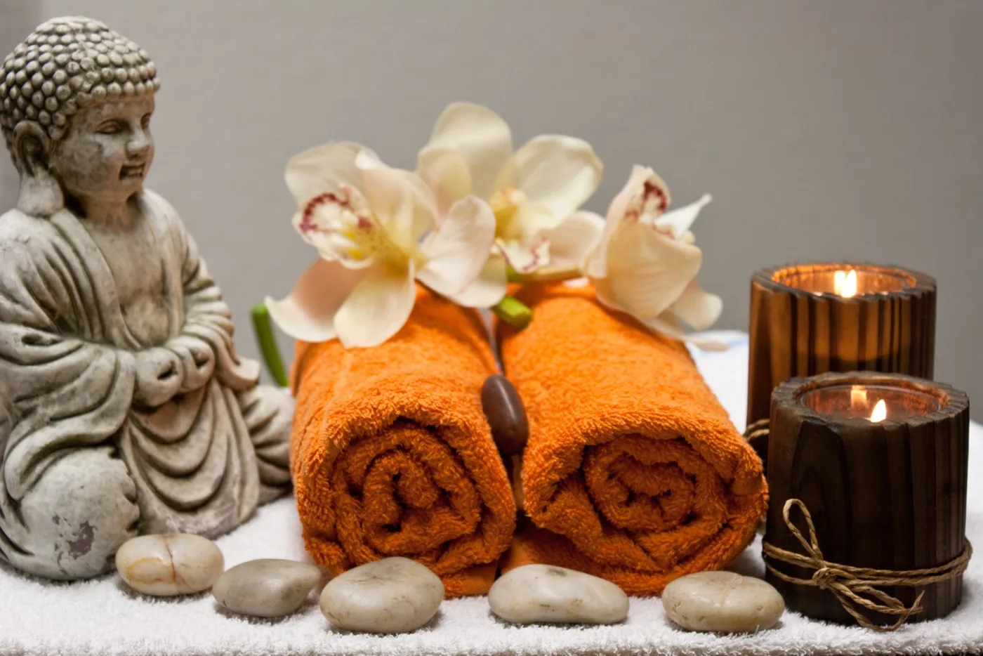 Detalle del espacio de Cuerpo y Mente: velas, toallas y flores